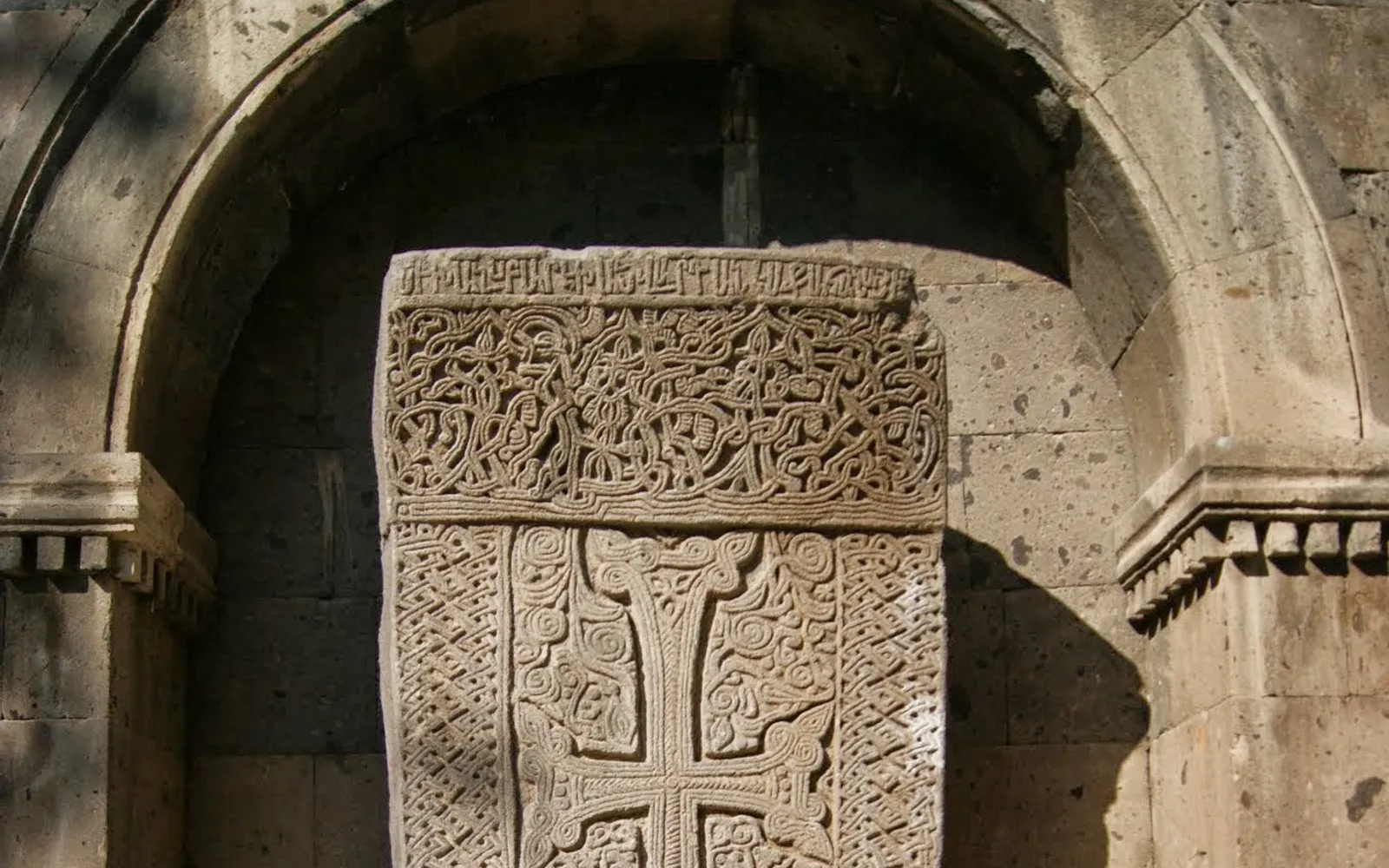 1543 թվականի խաչքար Վաղարշապատում — Արմավիր