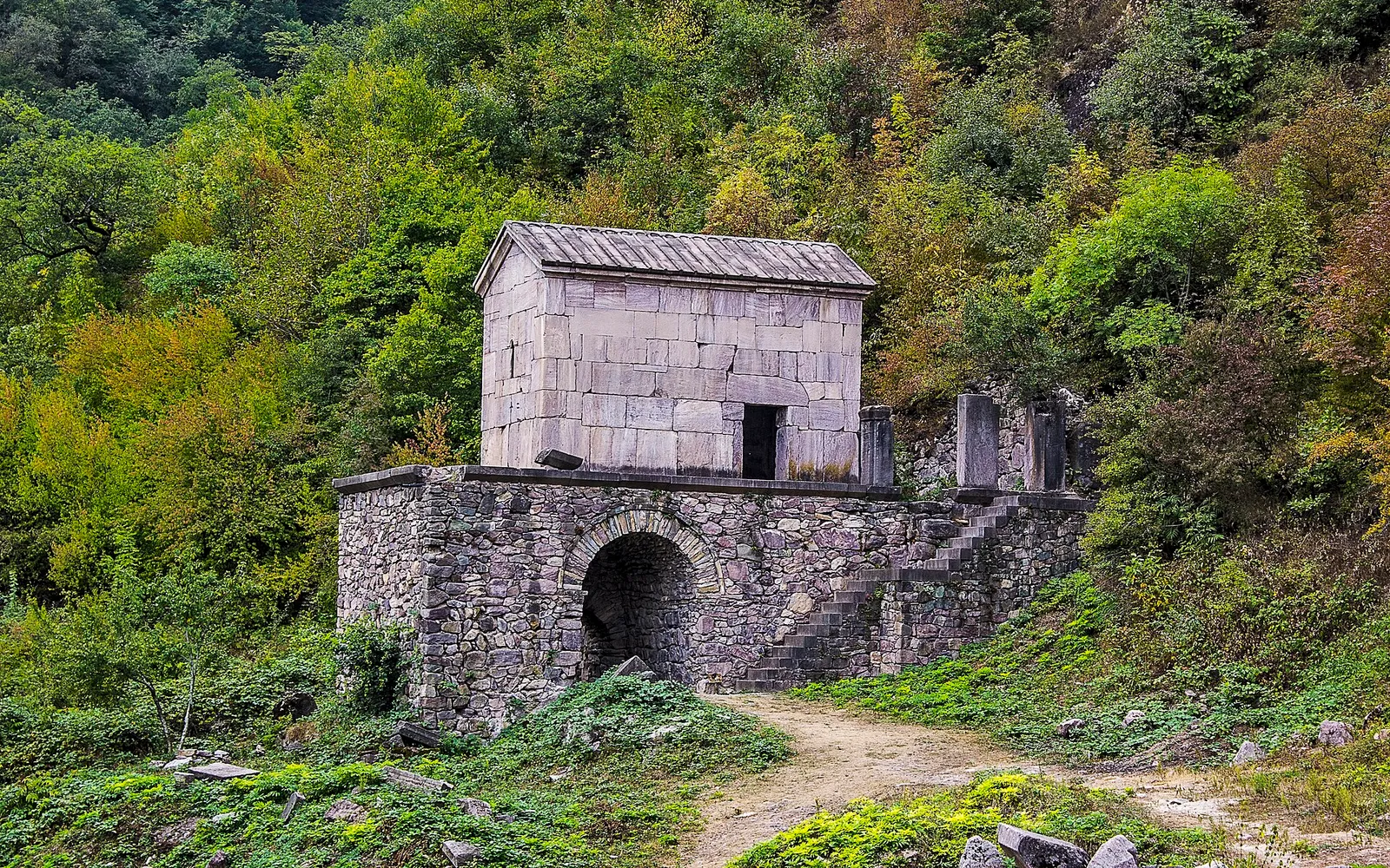 Սբ. Աստվածածին եկեղեցի-տապանատուն — Սյունիք