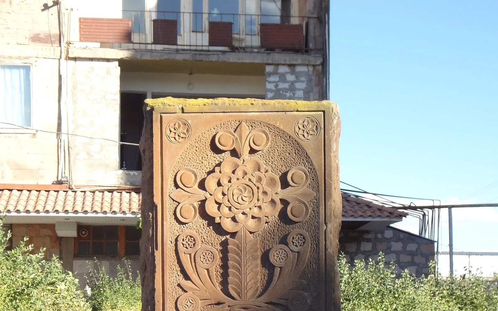 Խաչքար Սպիտակի երկրաշարժի զոհերին (Վարդենիս) — Գեղարքունիք