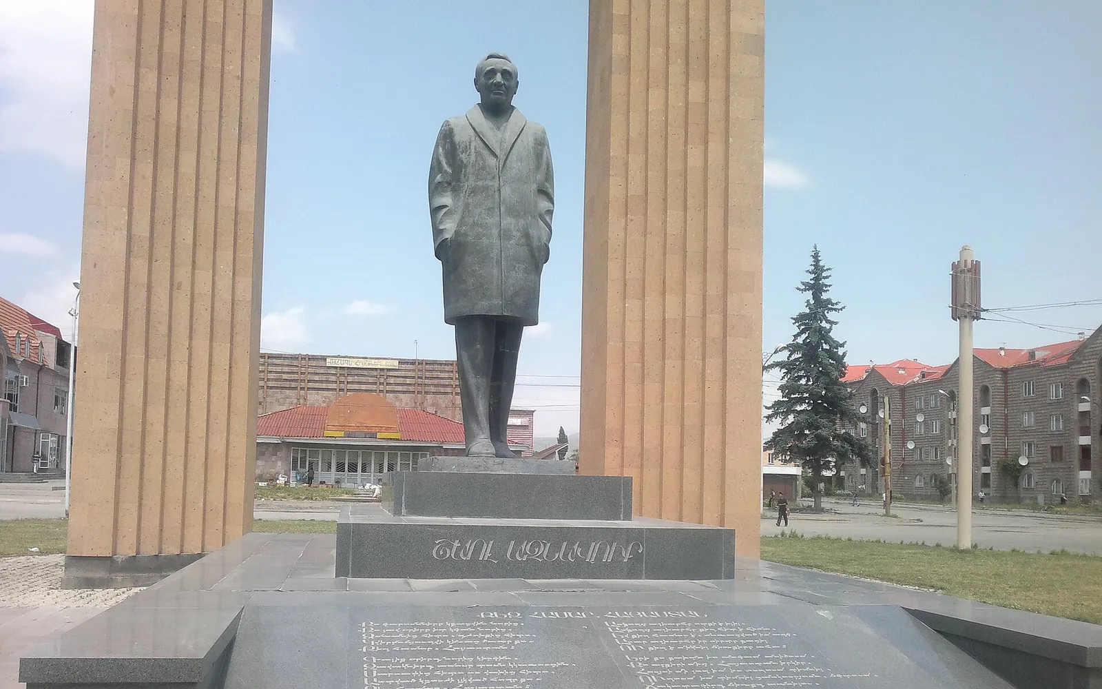 Շառլ Ազնավուրի արձան — Շիրակ